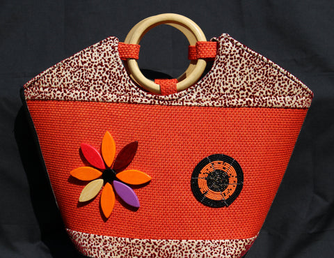 Boat-shaped Handbag with Wooden handle and embellished with beads.