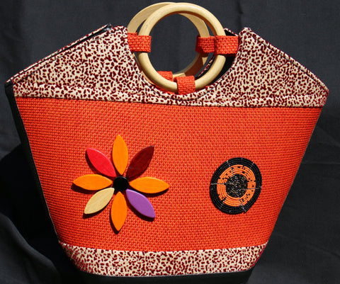 Boat-shaped Handbag with Wooden handle and embellished with beads.